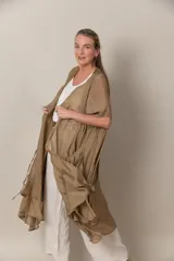 Túnica larga color beige de doble gasa con bolsillos delanteros.