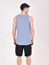 Musculosa blanca de algodón con estampado de un esqueleto surfeando en la playa.