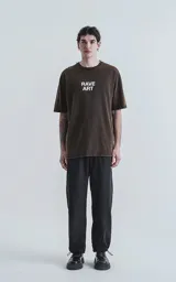 Remera negra con efecto gastado, de manga corta y cuello redondo. Estampa frontal con la leyenda "RAVE ART" en color blanco.