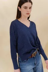 Sweater azul con brillo, escote en V y mangas largas.