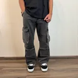 Pantalón jean color beige, de corte holgado y estilo cargo, con múltiples bolsillos laterales.