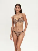 Conjunto de ropa interior con corpiño con aro y tanga, con estampado animal print de leopardo y detalles en negro.
