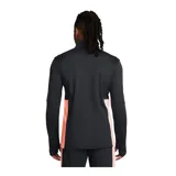 Buzo deportivo Under Armour Challenger de hombre, color naranja con paneles laterales en gris oscuro, cuello alto con cierre de cremallera corto, mangas largas con orificios para los pulgares y logo de la marca estampado en el pecho.