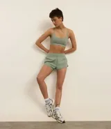 Bermuda deportiva de microfibra color blanco, corte runner con cintura elástica y forro interno.