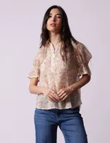 Blusa de gasa estampada marca Alex & Lili. Tiene cuello a la base con solapa y escote en V, mangas cortas con punto smock y terminación amplia. Delantera, solapa y mangas con aplique en crochet.