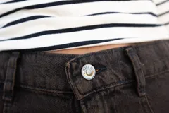 Jean de mujer de corte wide leg, color marrón oscuro con efecto degradado.