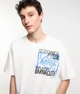 Remera masculina modelo boxy de algodón grueso, color blanco, con cuello redondo, mangas cortas y estampa de Bob Esponja con efecto grafiti. 
