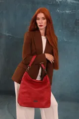 Cartera bandolera color marrón, confeccionada en símil cuero con textura. Tiene dos divisiones internas, asa corta fija y correa larga regulable.