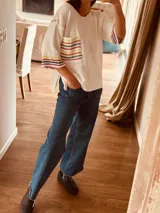 Remera de algodón crudo tejida con bolsillo y espalda de lino a rayas de colores.