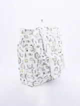 Mochila blanca con estampado de unicornios, arcoíris, corazones y otros motivos infantiles. Tiene doble asa de mano y tiras de mochila ajustables.