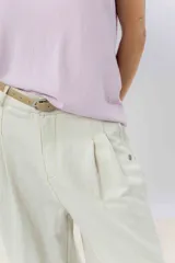 Pantalón negro de corte ancho y fluido, tiro medio con presillas para cinturón, bolsillos laterales funcionales y pinzas delanteras.