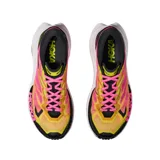 Championes Hoka Mafate X de trail running, con capellada en malla técnica en tonos amarillo, naranja y rosa vibrantes, y detalles en negro. Presentan una entresuela gruesa blanca con el logo Hoka en el lateral y suela Vibram negra.