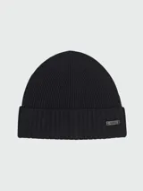 Gorro de lana virgen color negro con estructura acanalada y logo metálico pequeño en el borde.