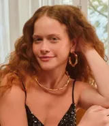 Gargantilla rígida dorada con forma de bambú. Accesorio de bisutería con baño light gold.