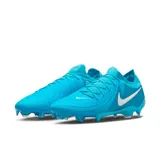 Championes de fútbol Nike Phantom GX II Pro FG, color celeste con detalles en blanco.