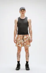 Short de baño con estampado abstracto en tonos verde, naranja y celeste. Tiene cintura elástica con cordón ajustable.