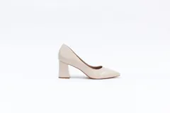 Zapato de tacón color beige, de cuero charol, con punta fina y taco cuadrado.