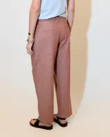 Pantalón azul de lino y algodón, con pinzas, corte recto y cordón ajustable en la cintura.