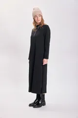 Vestido midi negro de corte recto y mangas largas.