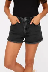 Short de jean negro con calce medio y terminación desflecada.