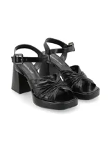 Sandalia de cuero negra con múltiples tiras, pulsera al tobillo con hebilla y taco cuadrado.