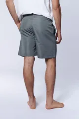 Short de baño gris con cintura elástica ajustable.