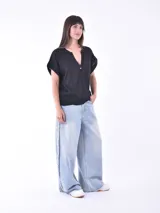 Blusa color negro con escote en V y mangas cortas.