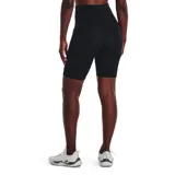 Calza corta de lycra negra, tiro alto y calce ajustado.