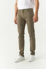 Pantalón de gabardina color verde oliva, de corte slim fit, con cinco bolsillos y logo bordado en el bolsillo trasero.