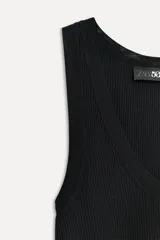Musculosa negra de punto rib con escote redondo y sisa ancha.