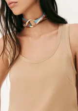 Blusa lila con escote en U y breteles anchos.