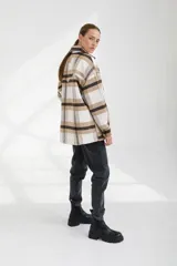 Campera tipo sobrecamisa larga a cuadros color beige, blanco y marrón.