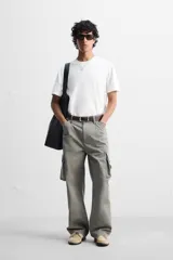 Camiseta blanca de algodón de peso medio, corte slim fit, cuello redondo y manga corta.