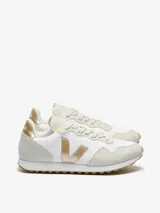 Zapatillas Veja Sdu Alveomesh en blanco y platino para mujer. Fabricadas con poliéster reciclado, gamuza vegana y lona recubierta.