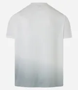 Remera deportiva blanca de poliéster y elastano, con cuello redondo, manga corta y estampa degradé.