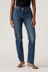 Pantalón de jean azul de corte recto, con tiro alto y cierre con botones.