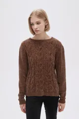 Sweater marrón de punto con textura trenzada, cuello redondo y mangas largas.