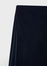 Pantalón largo de terciopelo negro, corte wide leg y cintura elástica.