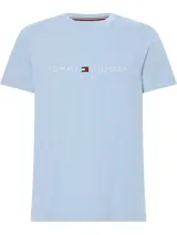 Remera celeste de algodón con cuello redondo y logo bordado en el pecho.
