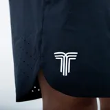 Short deportivo negro con cintura elástica, bolsillos laterales con cierre y logo de la marca en la pierna izquierda.