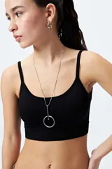 Top negro sin costuras, de breteles finos y terminación acanalada.