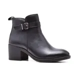 Bota corta de cuero negro con taco bajo y hebilla decorativa.