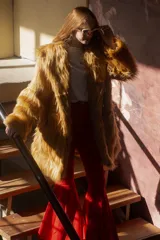 Tapado de piel sintética color camel, corte recto y silueta relajada, con interior forrado y bolsillos funcionales.