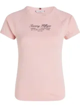 Remera rosa de algodón con cuello redondo y mangas cortas raglán. Estampado frontal con el logo de Tommy Hilfiger en negro.