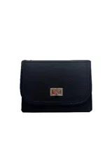 Cartera bandolera negra de cuero sintético con cierre de broche metálico plateado y correa de cadena plateada.
