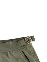 Short de baño azul con estampado de palmeras en tono gris, con bolsillos laterales y traseros, y ajuste lateral con hebilla metálica.