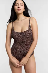 Body marrón con estampado animal print, sin aro ni copa, con breteles finos y cierre inferior con botones a presión.