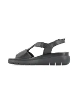 Sandalias de cuero color gris claro con tiras cruzadas y elástico. Suela de plataforma blanca.