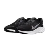Championes de running Nike Quest 5, color negro con detalles en blanco y gris.