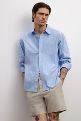 Bermuda color beige de sarga de algodón suave, corte estándar, con cierre y botón, bolsillos al bies y bolsillos insertados atrás con botón.